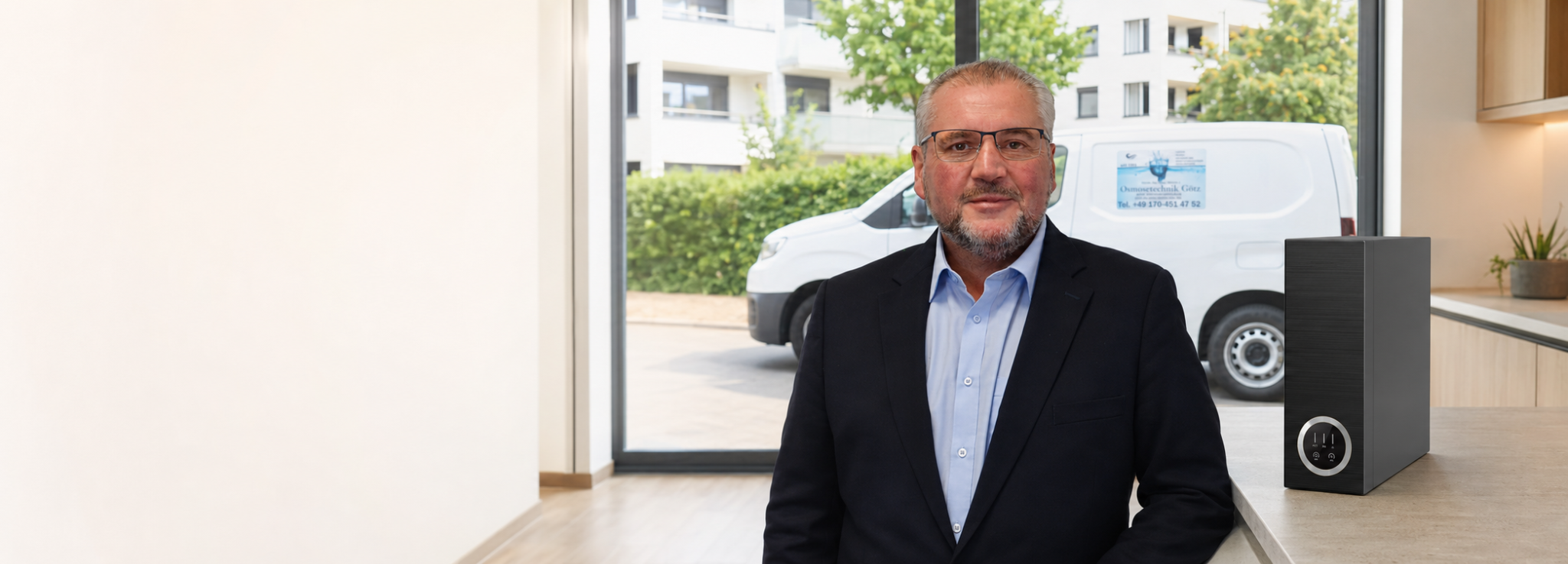 Michael Götz mit Osmoseanlage; im Hintergrund das Servicefahrzeug