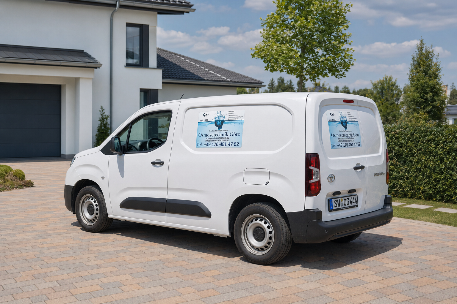 Servicefahrzeug von Osmosetechnik Götz bei einem Installationstermin